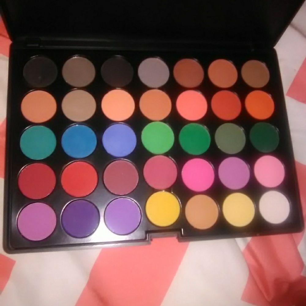 Crown eyeshadow palette